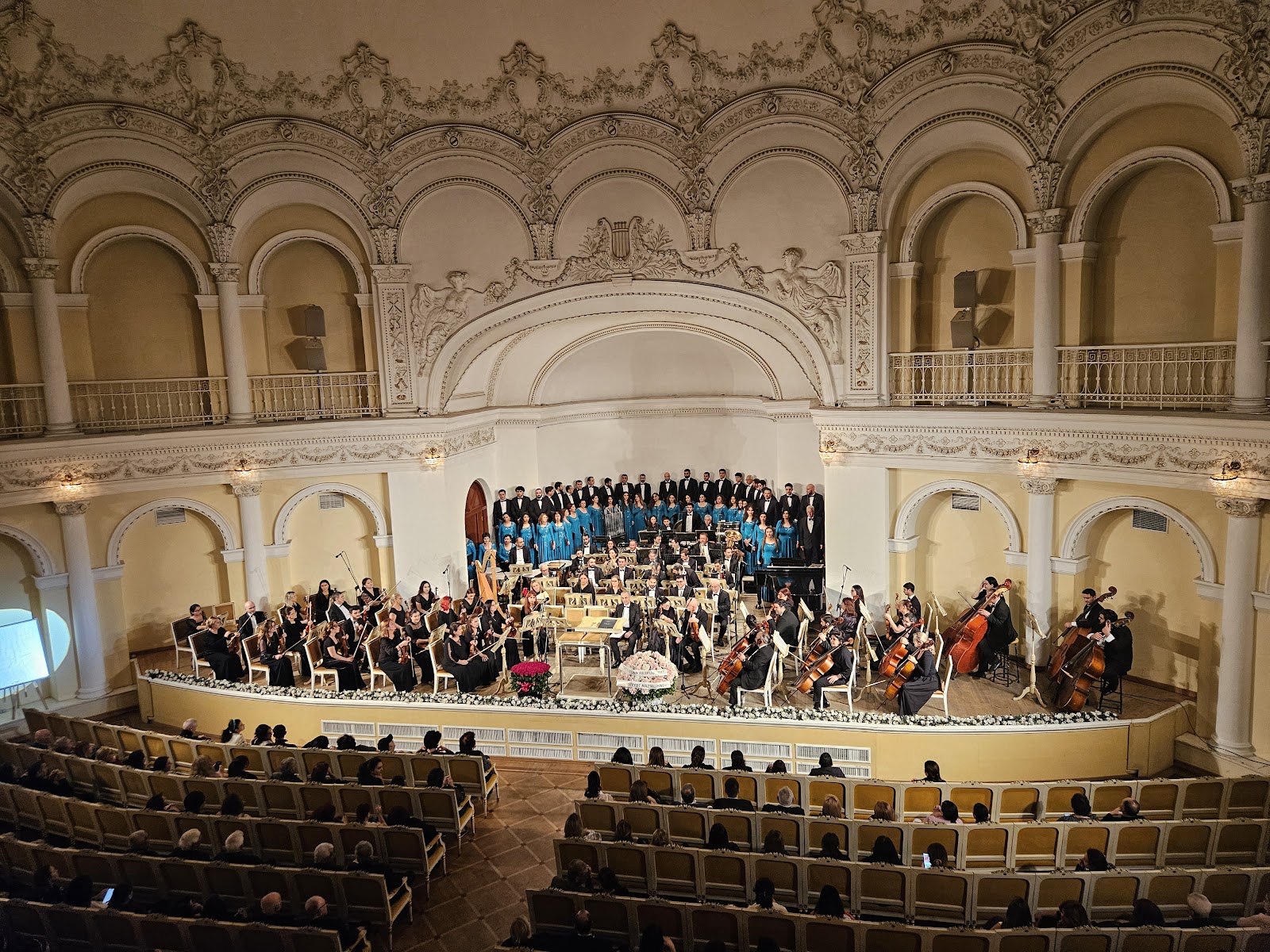 Baku, Aserbaidschan: 22 Tipps, was man sehen und unternehmen kann 2026 15 Konzertsaal der Philharmonie in Baku