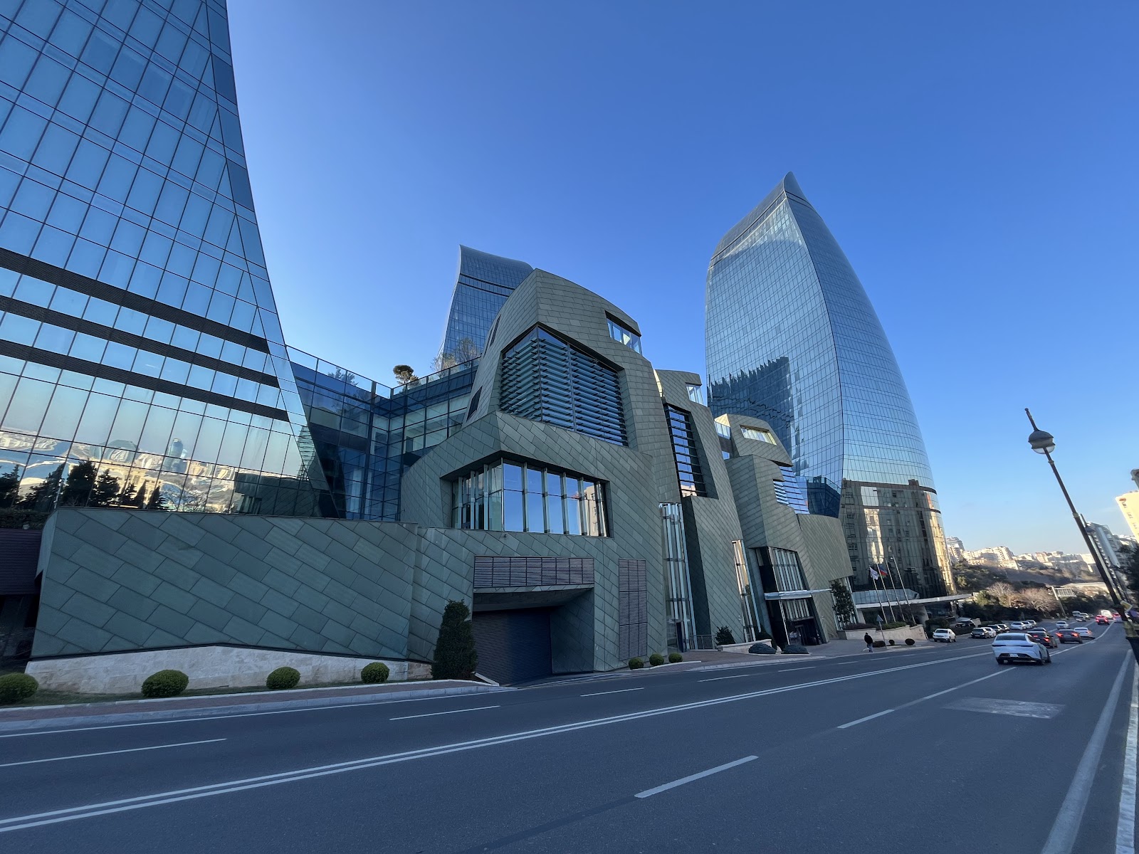 Baku, Aserbaidschan: 22 Tipps, was man sehen und unternehmen kann 2026 5 Wolkenkratzer Flame Towers in Baku