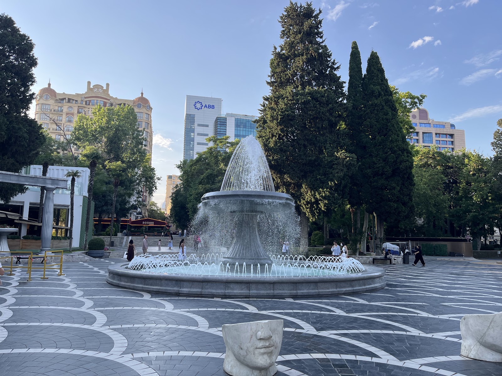 Baku, Aserbaidschan: 22 Tipps, was man sehen und unternehmen kann 2026 10 Fountain Square im Zentrum von Baku