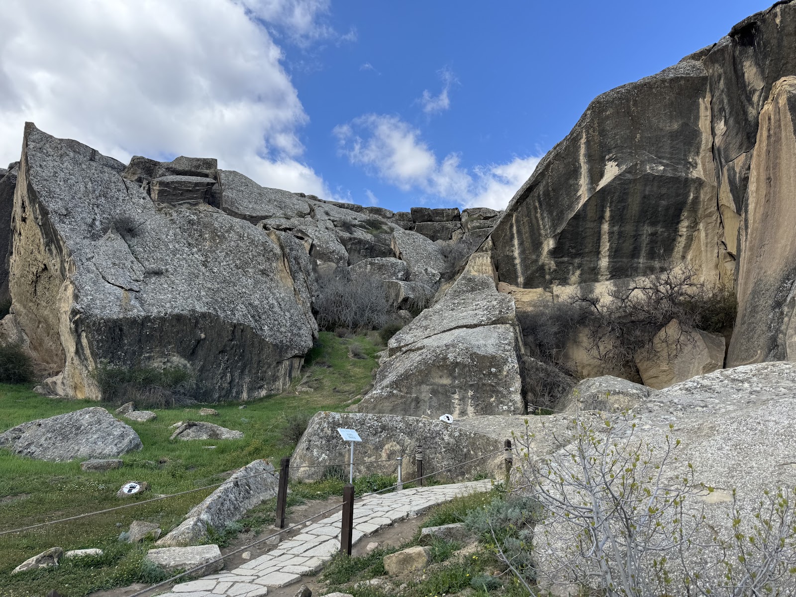 Baku, Aserbaidschan: 22 Tipps, was man sehen und unternehmen kann 2026 18 Felsen im Reservat Gobustan