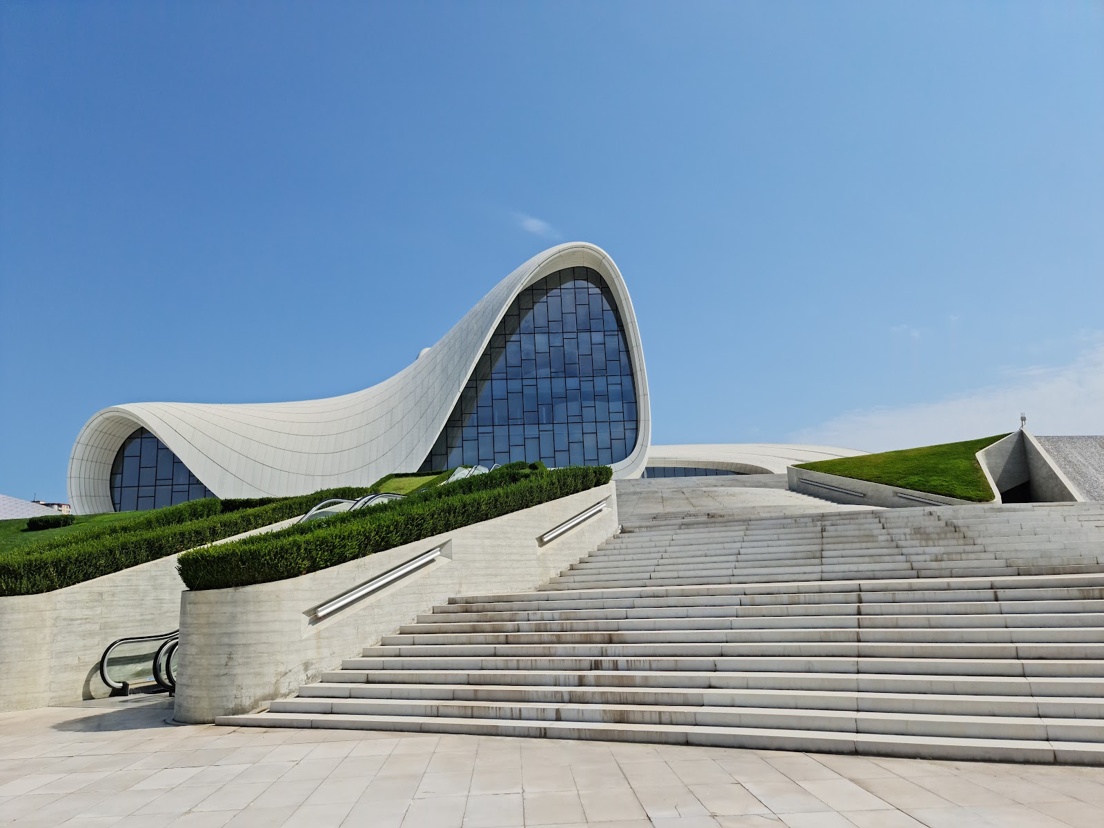 Baku, Aserbaidschan: 22 Tipps, was man sehen und unternehmen kann 2026 7 Heydar Aliyev Center von Zaha Hadid in Baku