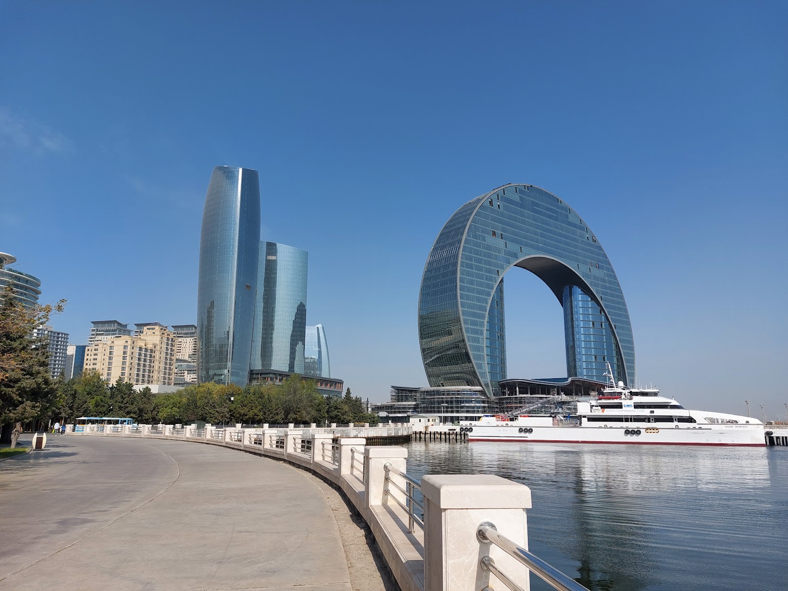 Baku, Aserbaidschan: 22 Tipps, was man sehen und unternehmen kann 2026 8 Küstenboulevard in Baku mit Flame Towers
