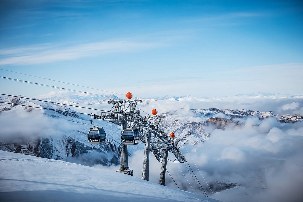 Baku, Aserbaidschan: 22 Tipps, was man sehen und unternehmen kann 2026 24 Seilbahn über den Wolken im Resort Şahdağ