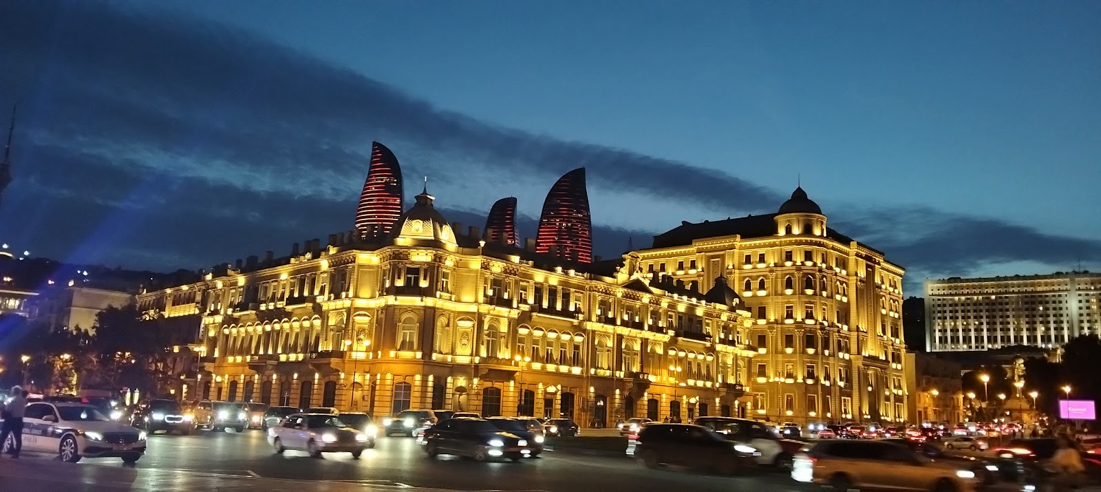 Baku, Aserbaidschan: 22 Tipps, was man sehen und unternehmen kann 2026 1 Abendliches Baku mit alten Häusern und beleuchteten Flame Towers