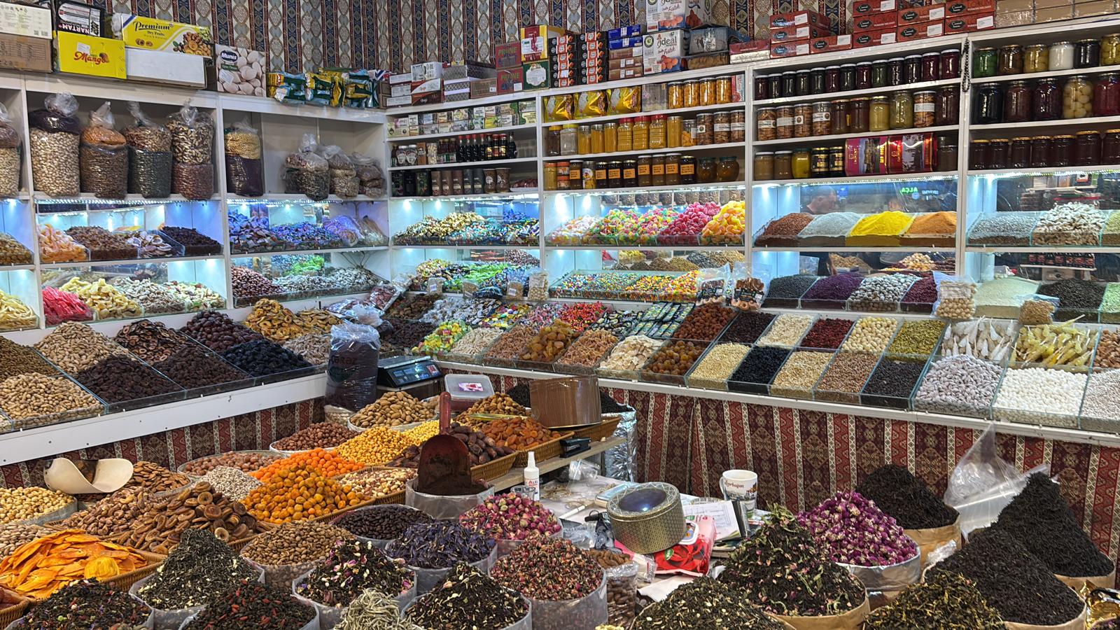 Baku, Aserbaidschan: 22 Tipps, was man sehen und unternehmen kann 2026 12 Getrocknete Früchte und Gewürze auf dem Yaşıl Bazar in Baku