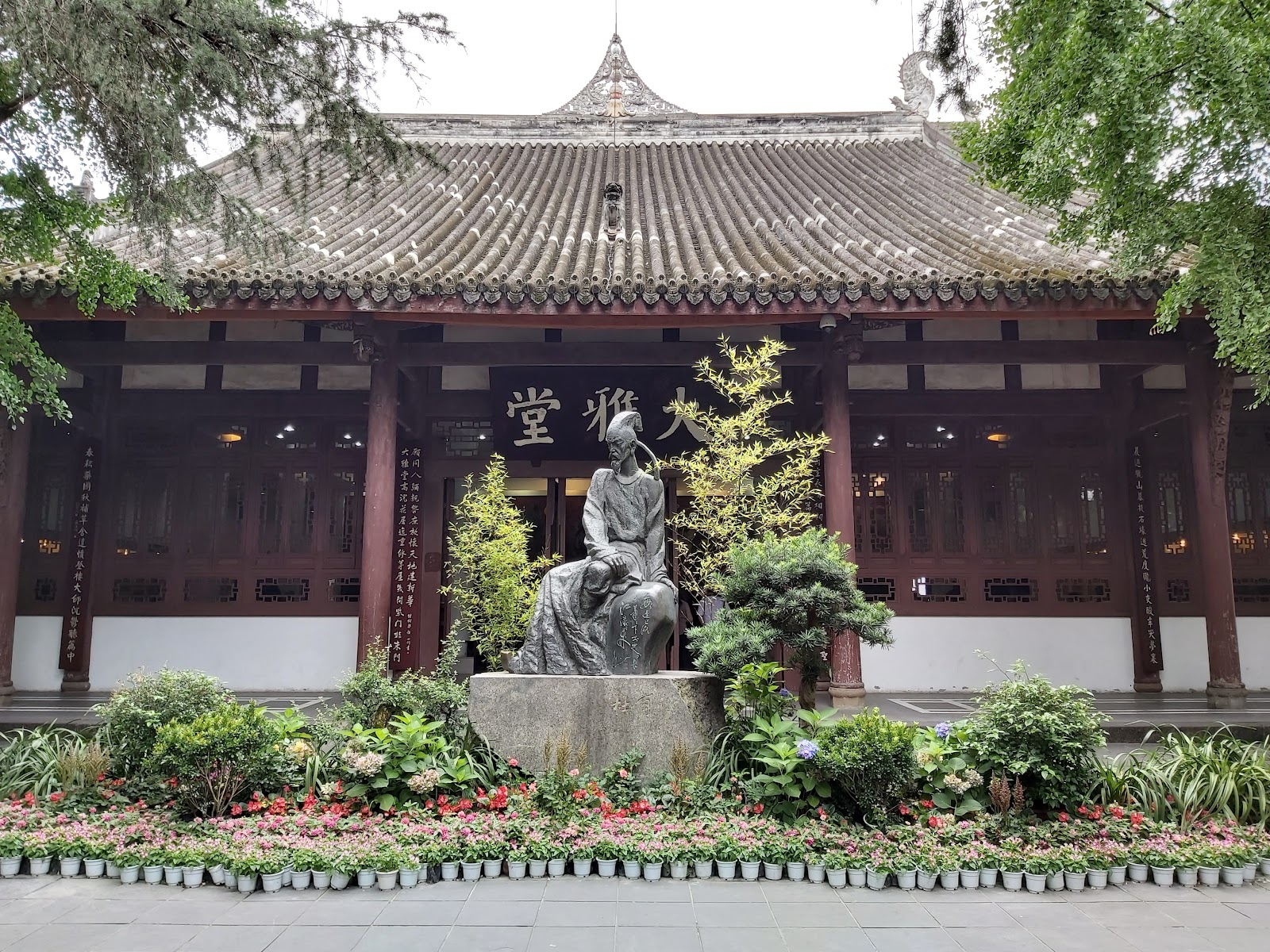 Chengdu, Chiny: 22 porady, co zobaczyć i robić w 2026 roku 6 Sala z posągiem poety w Chatce Du Fu