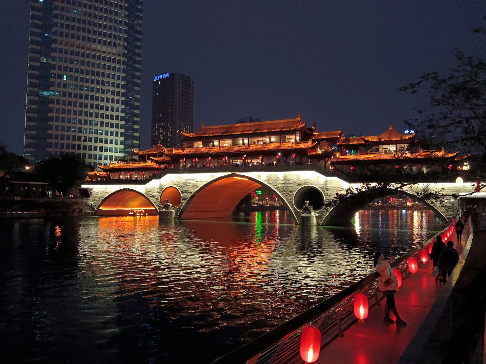 Chengdu, Chiny: 22 porady, co zobaczyć i robić w 2026 roku 11 Most Anshun wieczorem nad rzeką