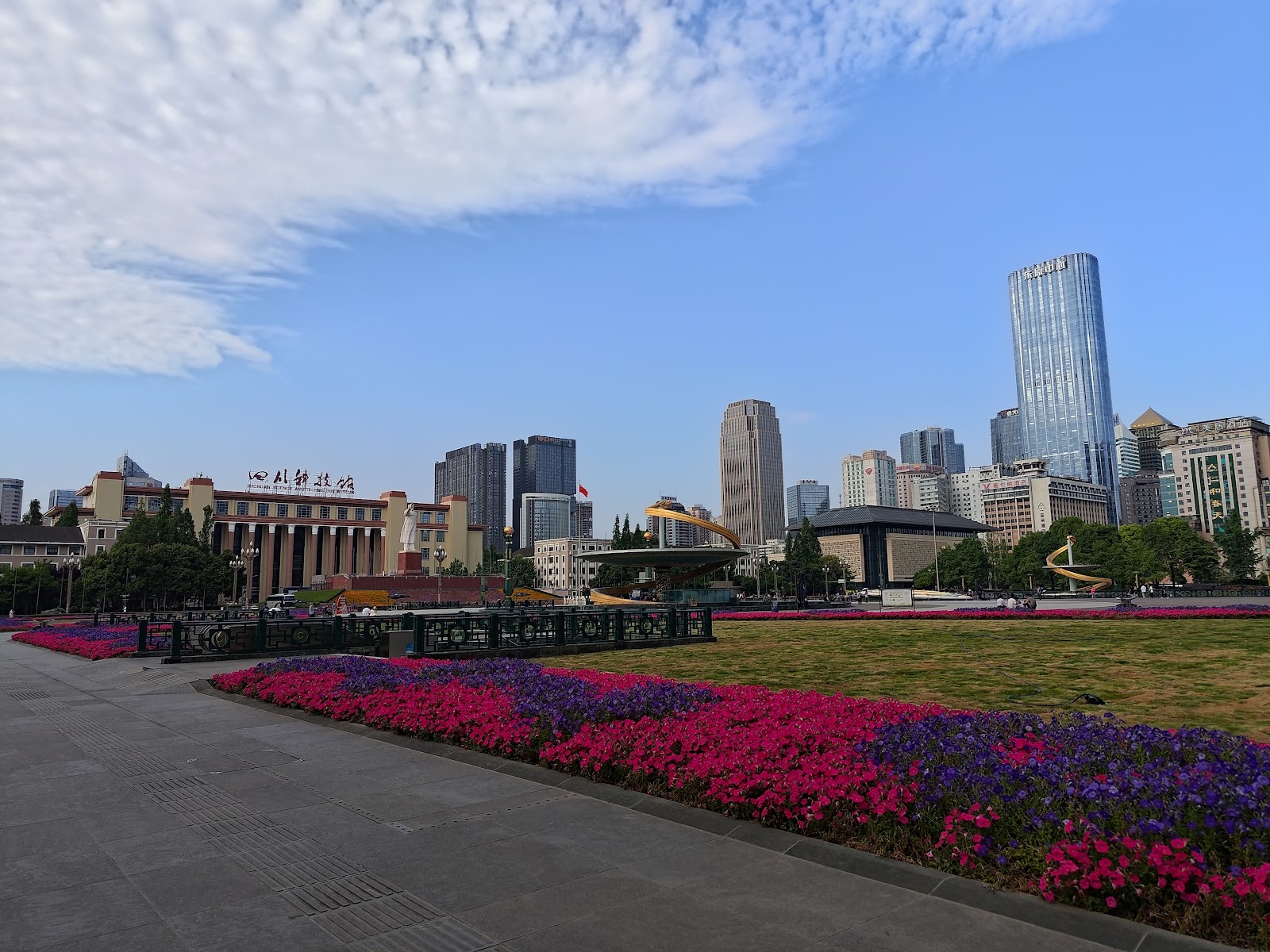 Chengdu, Chiny: 22 porady, co zobaczyć i robić w 2026 roku 1 Plac Tianfu i wieżowce w centrum Chengdu