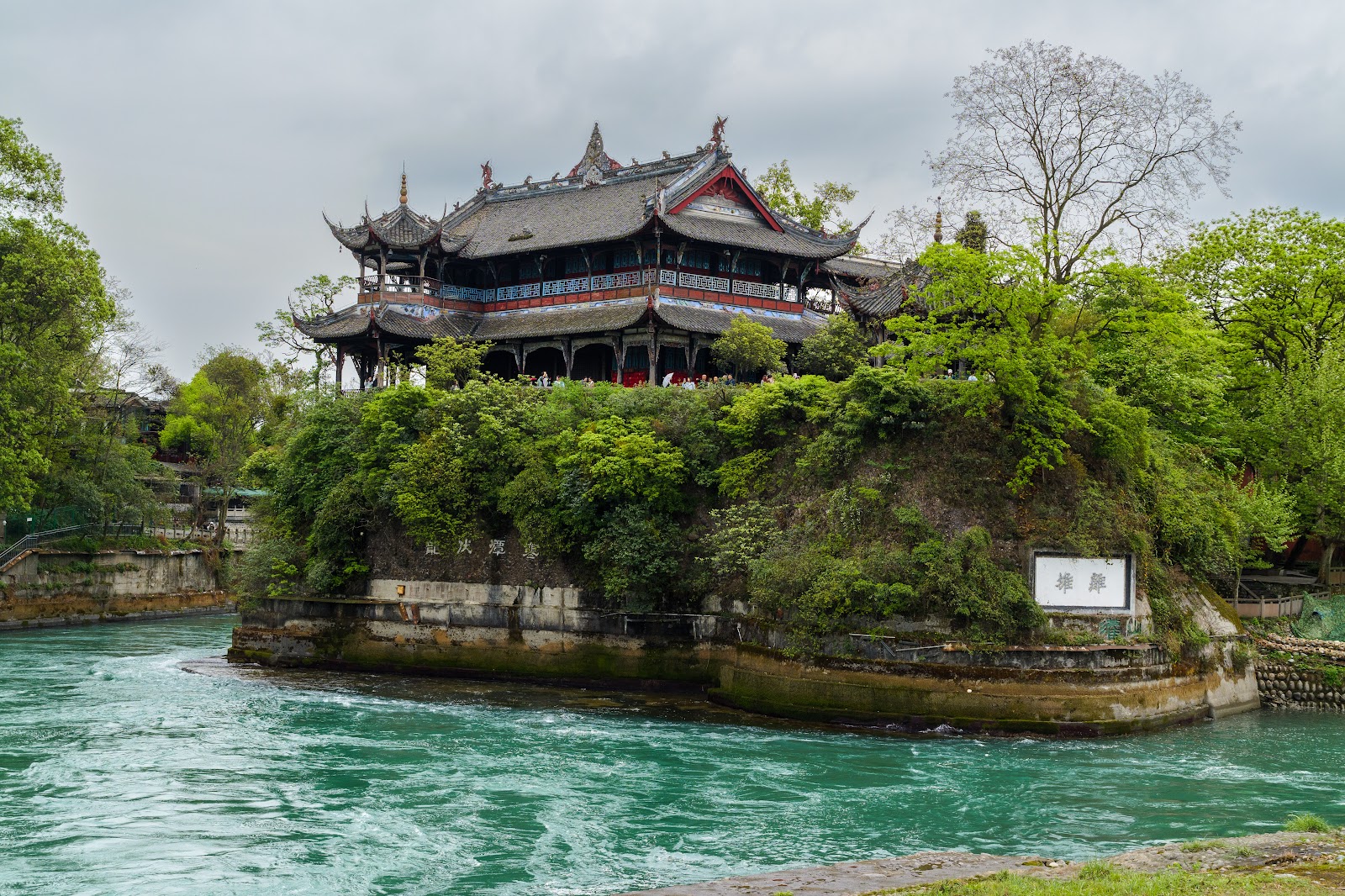 Chengdu, Chiny: 22 porady, co zobaczyć i robić w 2026 roku 19 Pawilon nad rzeką w Dujiangyan