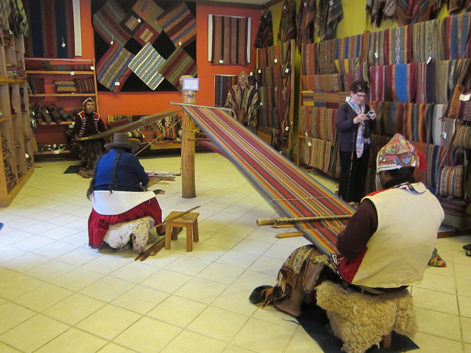 Cusco, Peru: 22 Tipps für Sehenswürdigkeiten und Aktivitäten 2026 10 Weberinnen im Zentrum für traditionelle Textilien in Cusco