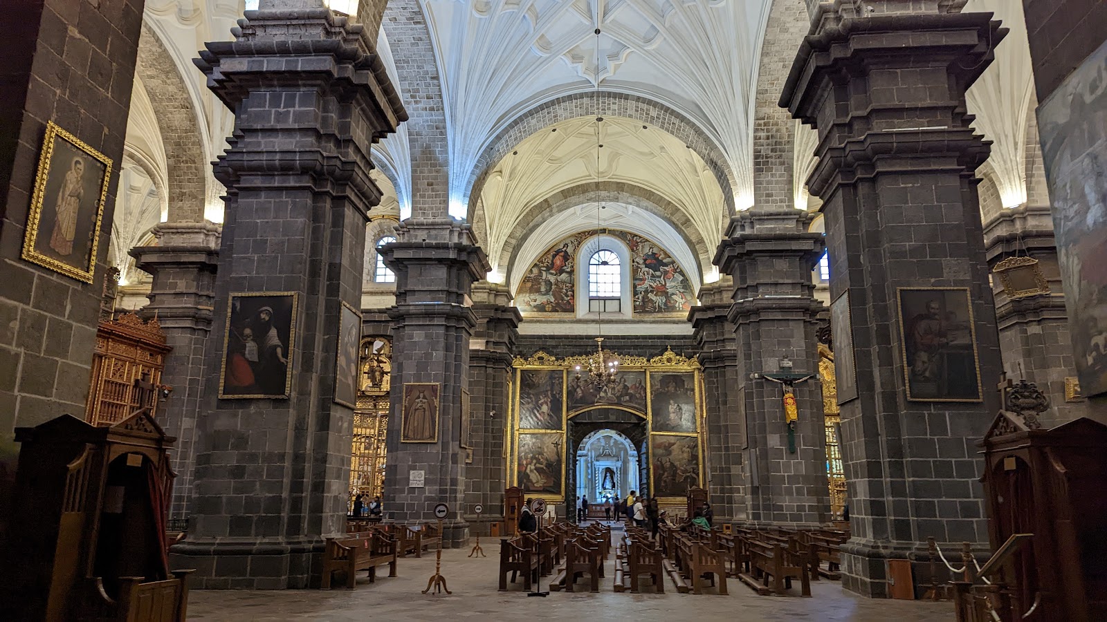 Cusco, Peru: 22 Tipps für Sehenswürdigkeiten und Aktivitäten 2026 3 Innenraum der Kathedrale in Cusco