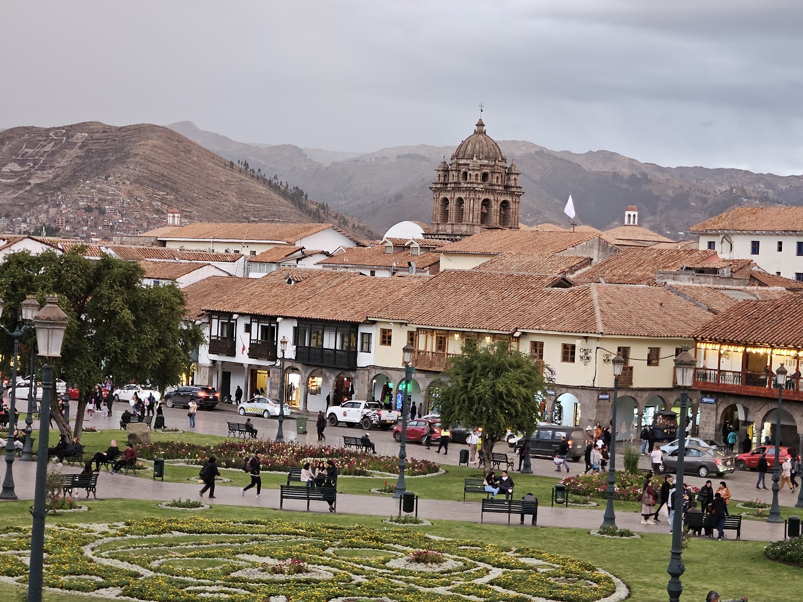 Cusco, Peru: 22 Tipps für Sehenswürdigkeiten und Aktivitäten 2026 2 Plaza de Armas in Cusco mit Kathedrale und Bergen im Hintergrund