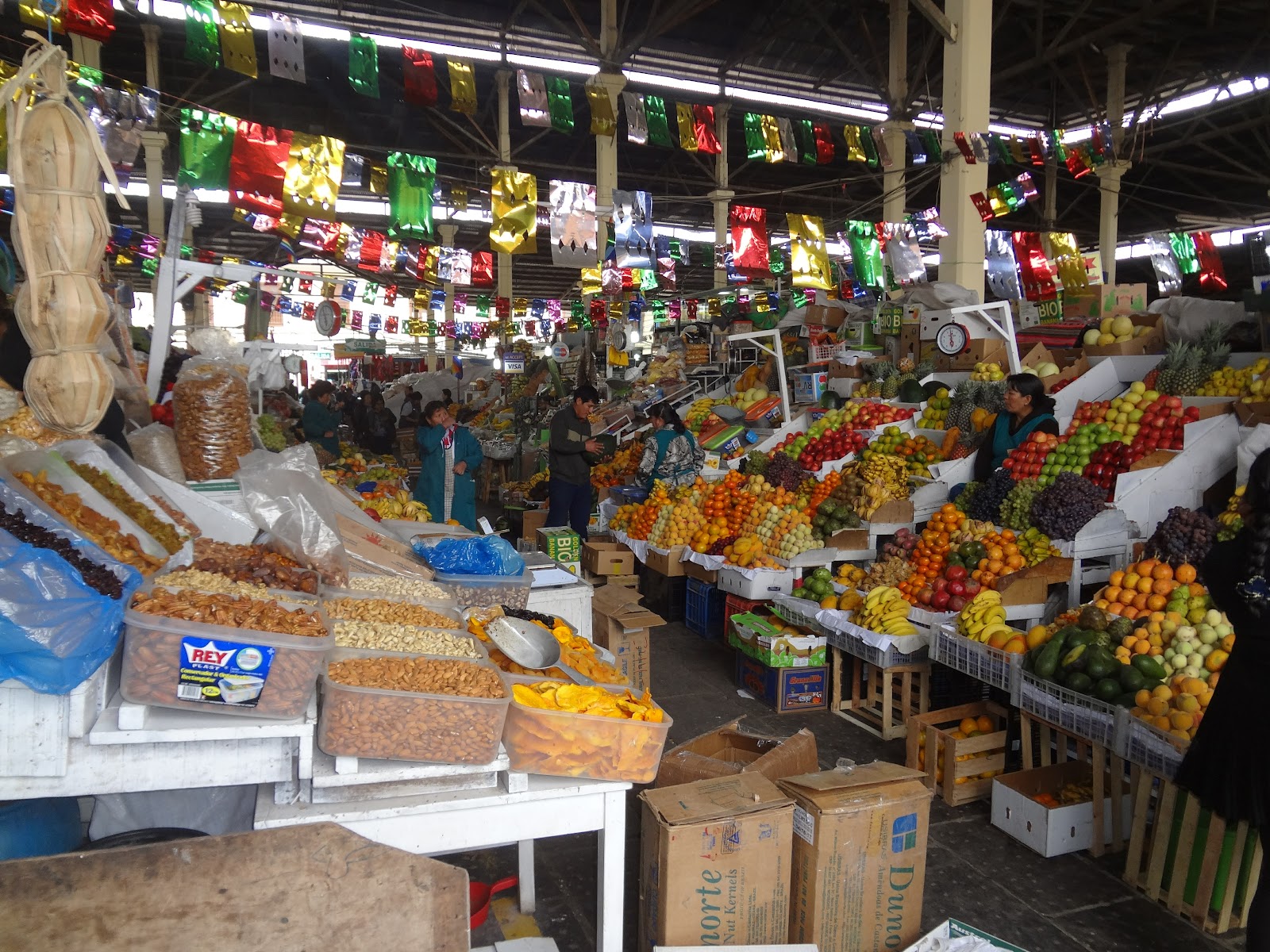 Cusco, Peru: 22 Tipps für Sehenswürdigkeiten und Aktivitäten 2026 6 Obststände auf dem Markt San Pedro in Cusco