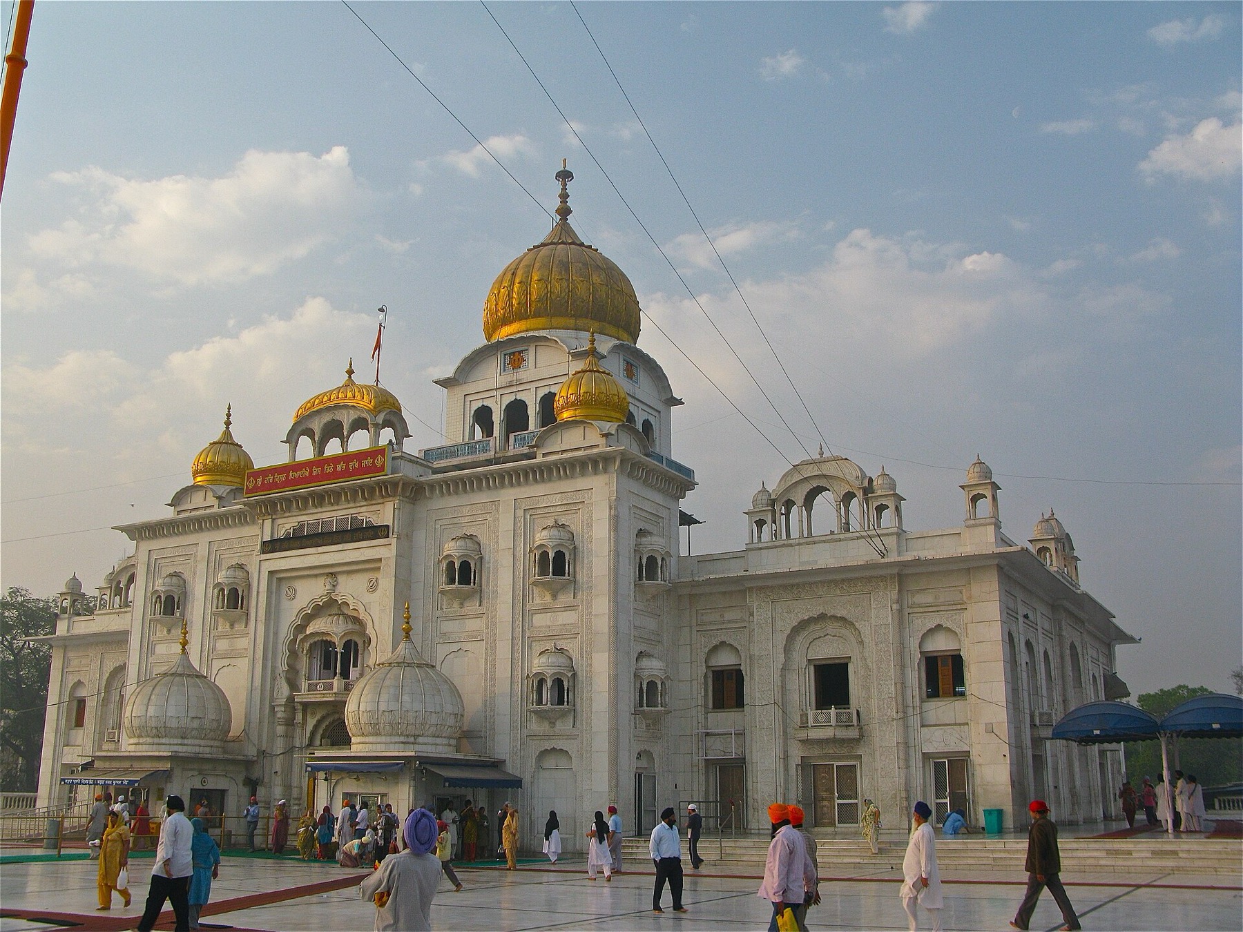 Delhi, India: 22 consejos sobre qué ver y hacer en 2026 12 Templo sij Gurudwara Bangla Sahib con cúpula dorada