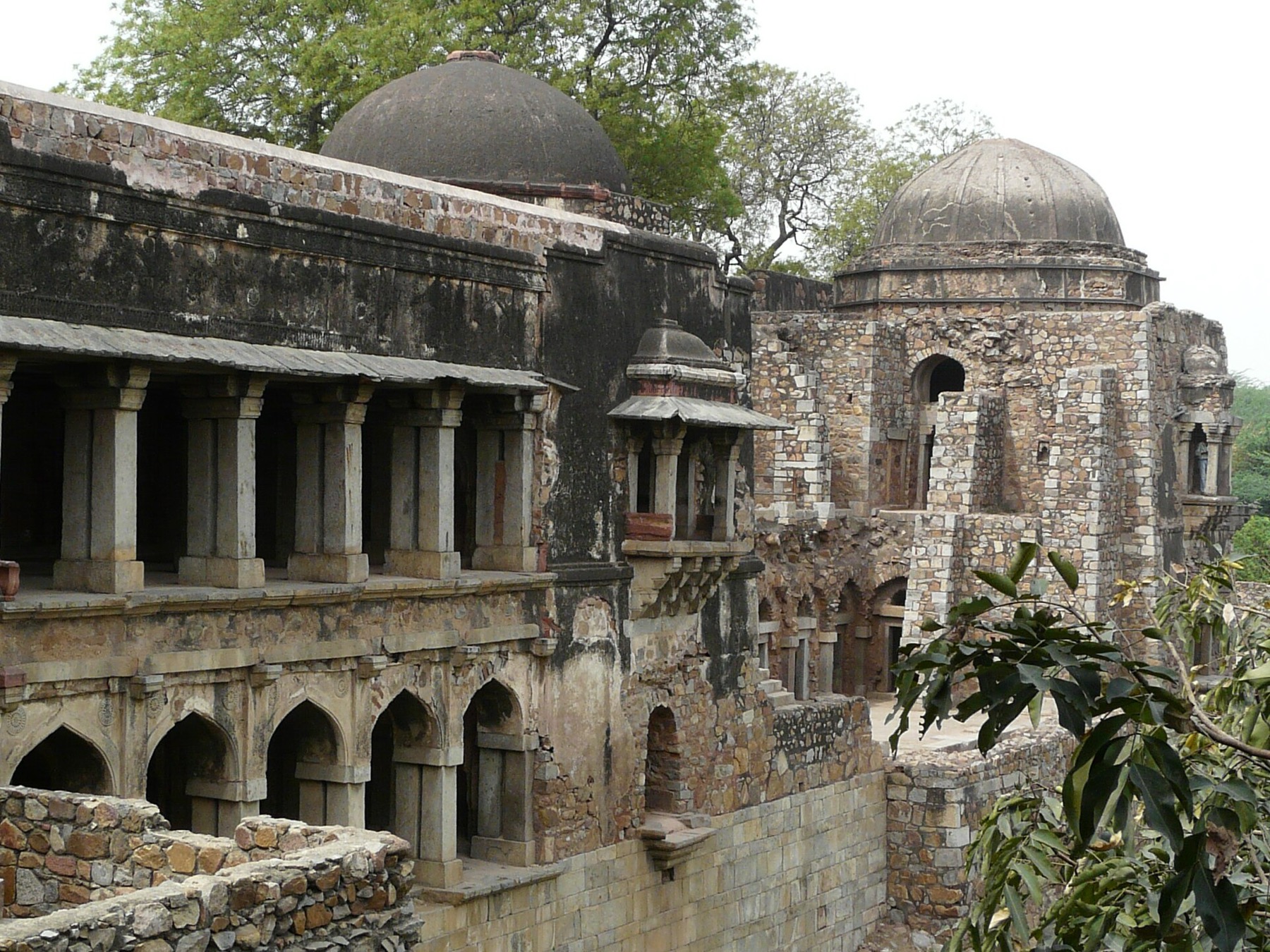 Delhi, India: 22 consejos sobre qué ver y hacer en 2026 21 Construcciones medievales en el complejo de Hauz Khas