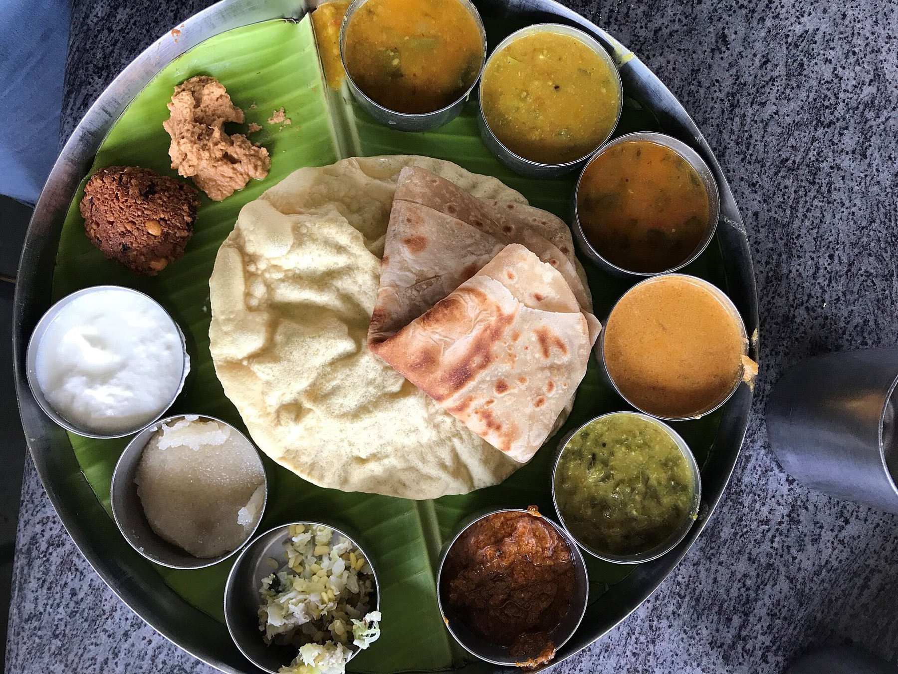 Delhi, India: 22 consejos sobre qué ver y hacer en 2026 25 Thali vegetariano en hoja de plátano