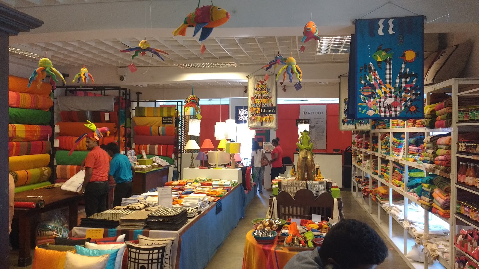 Colombo, Sri Lanka: 22 tips voor wat te zien en doen in 2026 18 Kleurrijke textiel in de winkel Barefoot