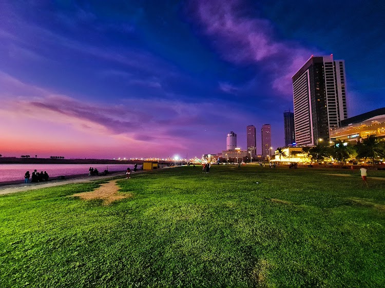 Colombo, Sri Lanka: 22 tips voor wat te zien en doen in 2026 1 Galle Face Green en wolkenkrabbers 's avonds