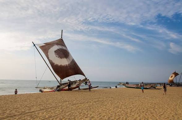 Colombo, Sri Lanka: 22 tips voor wat te zien en doen in 2026 23 Traditioneel zeilschip op het strand in Negombo