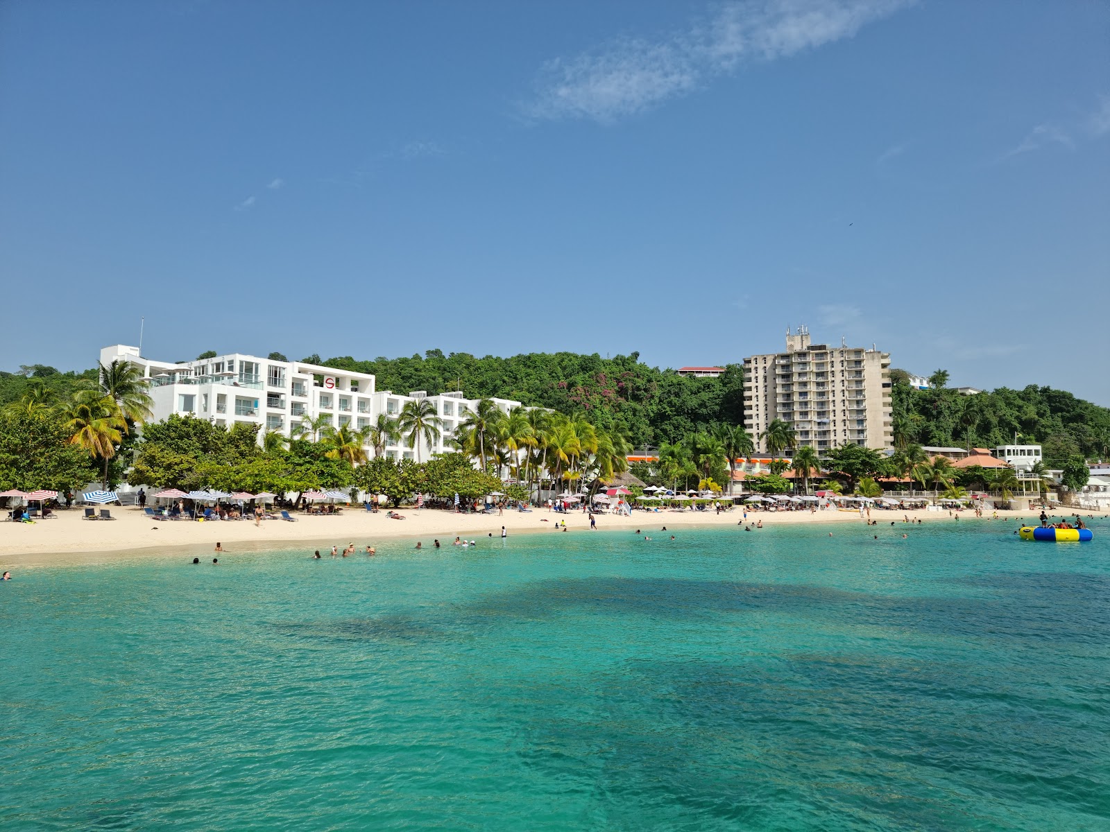 Montego Bay, Jamaika: 22 Tipps für 2026 – was du sehen und unternehmen kannst 3 Türkisfarbenes Meer am Doctor's Cave Beach