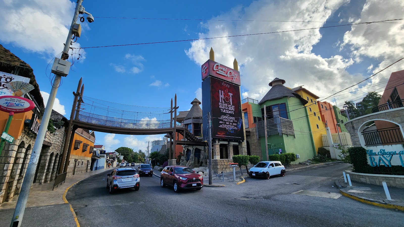 Montego Bay, Jamaika: 22 Tipps für 2026 – was du sehen und unternehmen kannst 2 Bunte Häuser am Hip Strip in Montego Bay