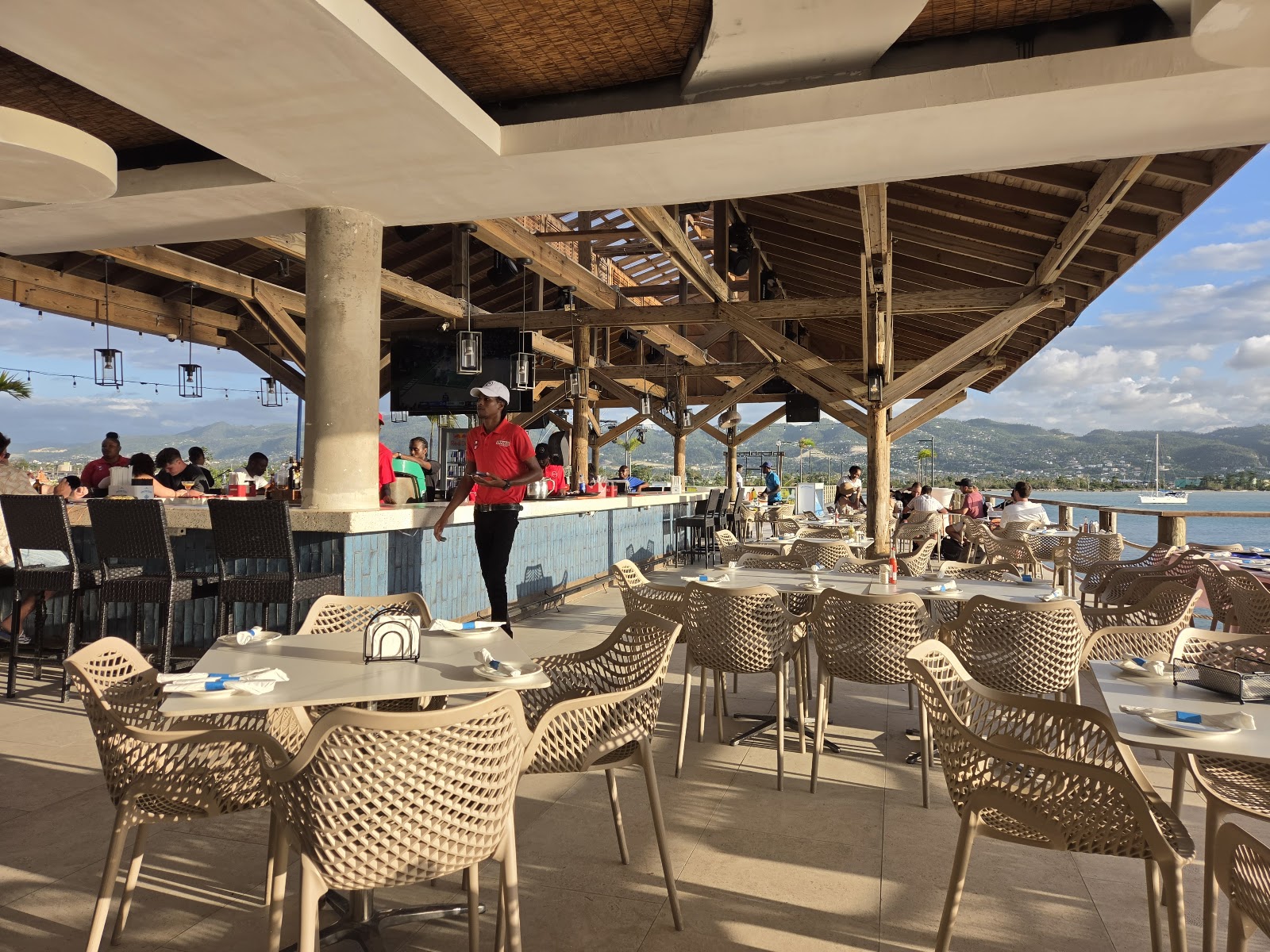 Montego Bay, Jamaika: 22 Tipps für 2026 – was du sehen und unternehmen kannst 24 Die Terrasse des Restaurants Pier 1 am Ufer