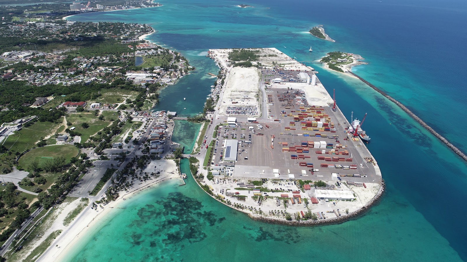 Nassau Bahamy: 22 atrakcje i praktyczne wskazówki na 2026 13 Widok z góry na Arawak Cay i port w Nassau