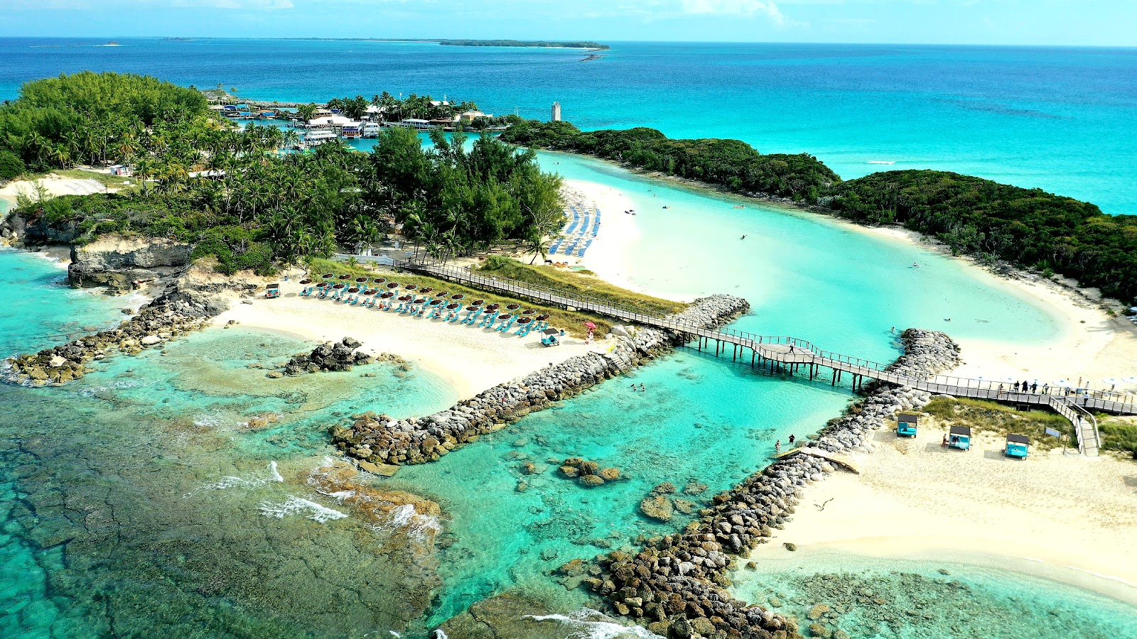 Nassau Bahamy: 22 atrakcje i praktyczne wskazówki na 2026 22 Blue Lagoon Island widziana z góry