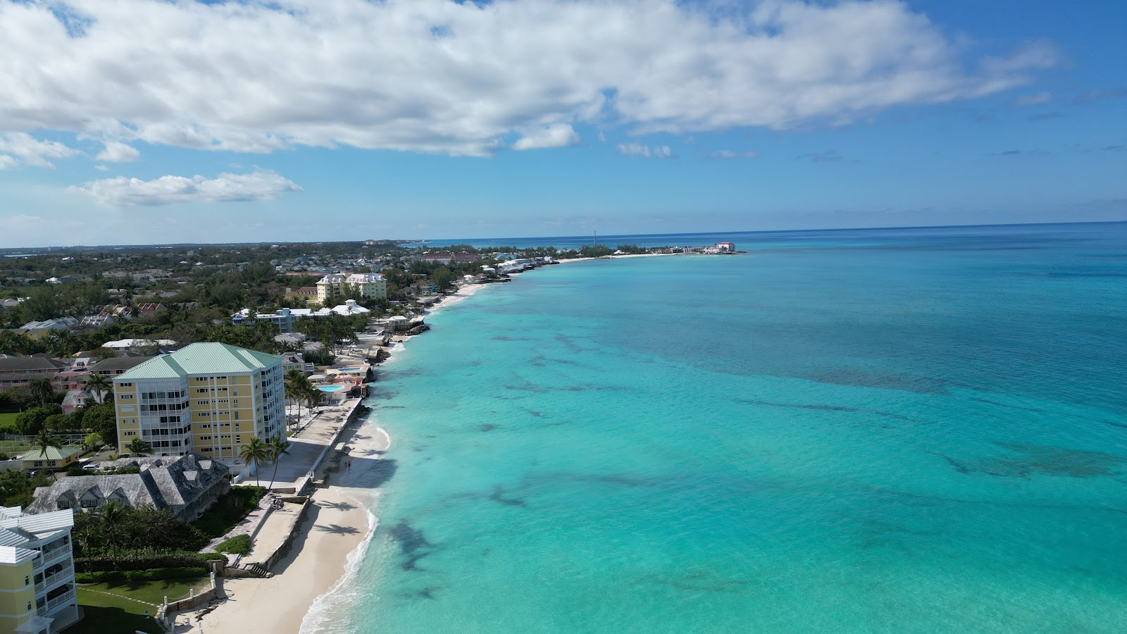 Nassau Bahamy: 22 atrakcje i praktyczne wskazówki na 2026 17 Plaża Cable Beach widziana z góry
