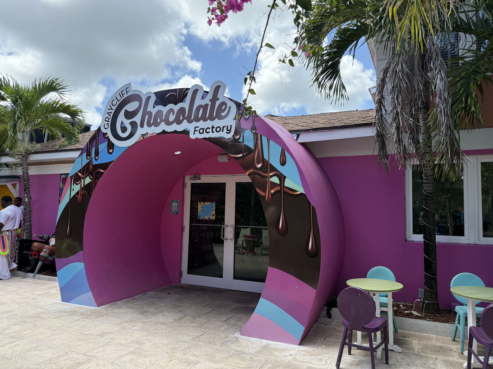 Nassau Bahamy: 22 atrakcje i praktyczne wskazówki na 2026 9 Wejście do wytwórni czekolady Graycliff Chocolatier