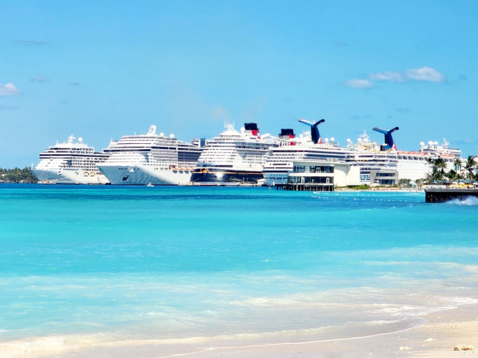 Nassau Bahamy: 22 atrakcje i praktyczne wskazówki na 2026 16 Junkanoo Beach i statki wycieczkowe w porcie