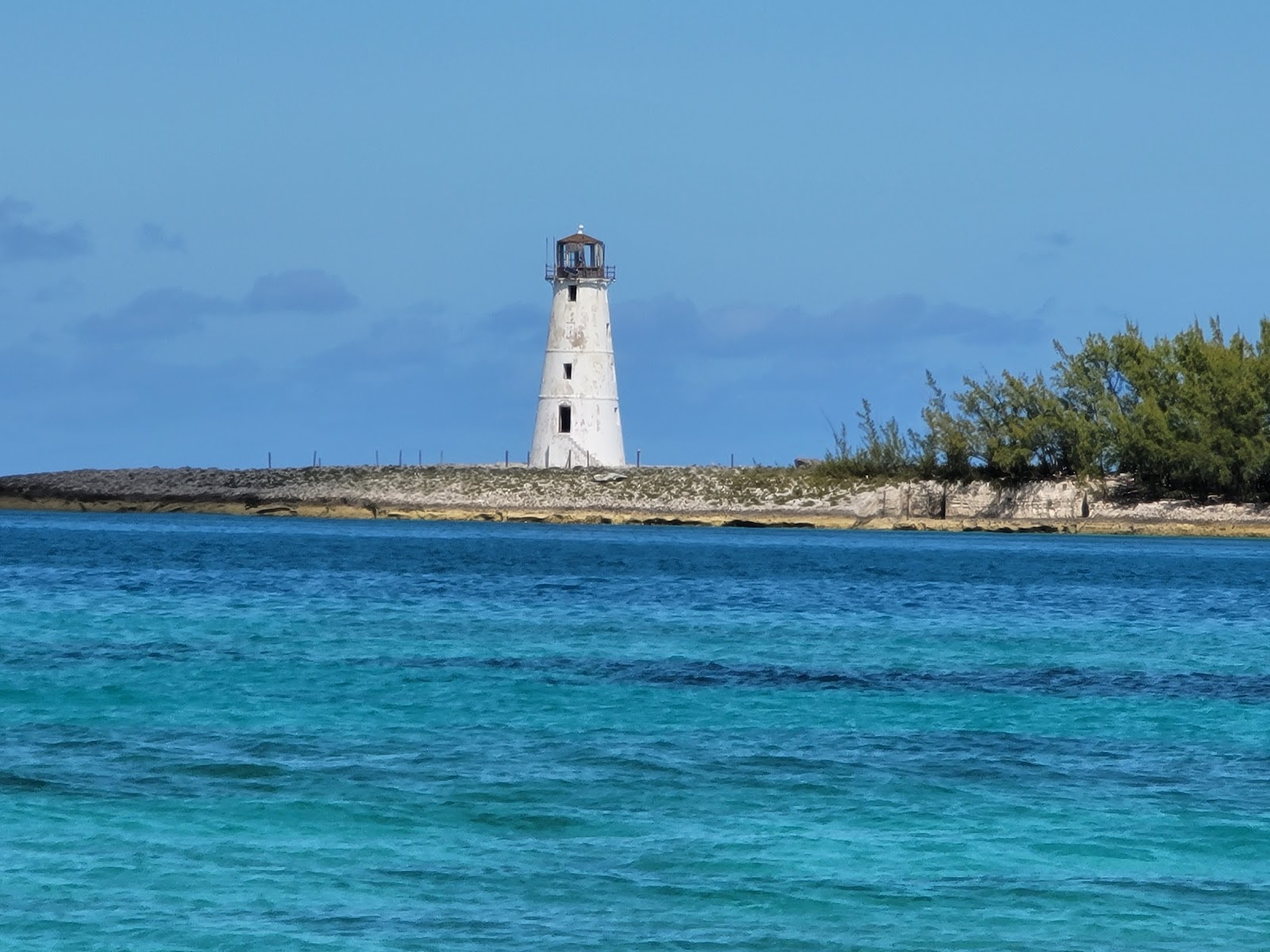 Nassau Bahamy: 22 atrakcje i praktyczne wskazówki na 2026 1 Latarnia morska na Paradise Island przy wejściu do portu w Nassau