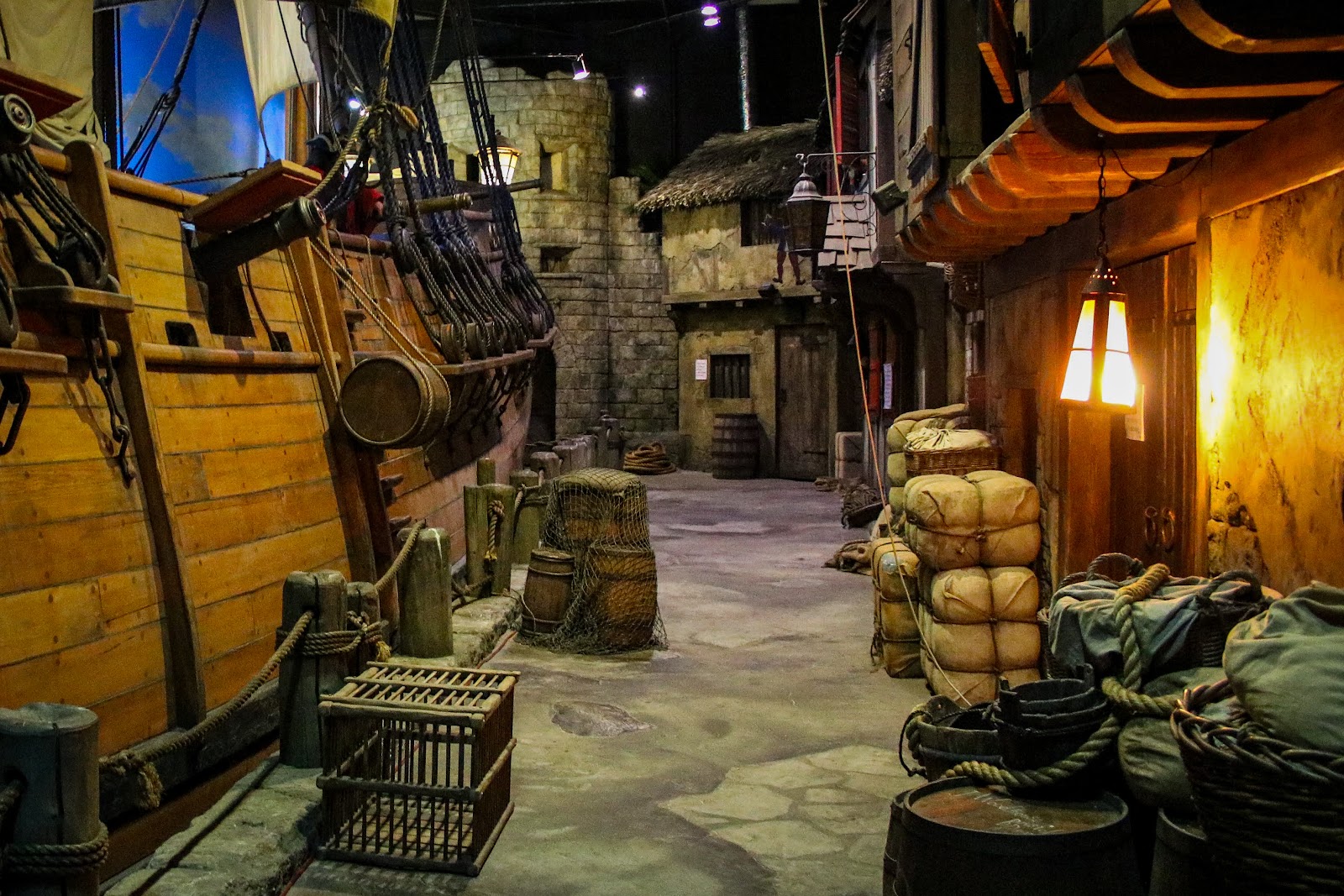 Nassau Bahamy: 22 atrakcje i praktyczne wskazówki na 2026 5 Ekspozycja z repliką pirackiego statku w muzeum Pirates of Nassau