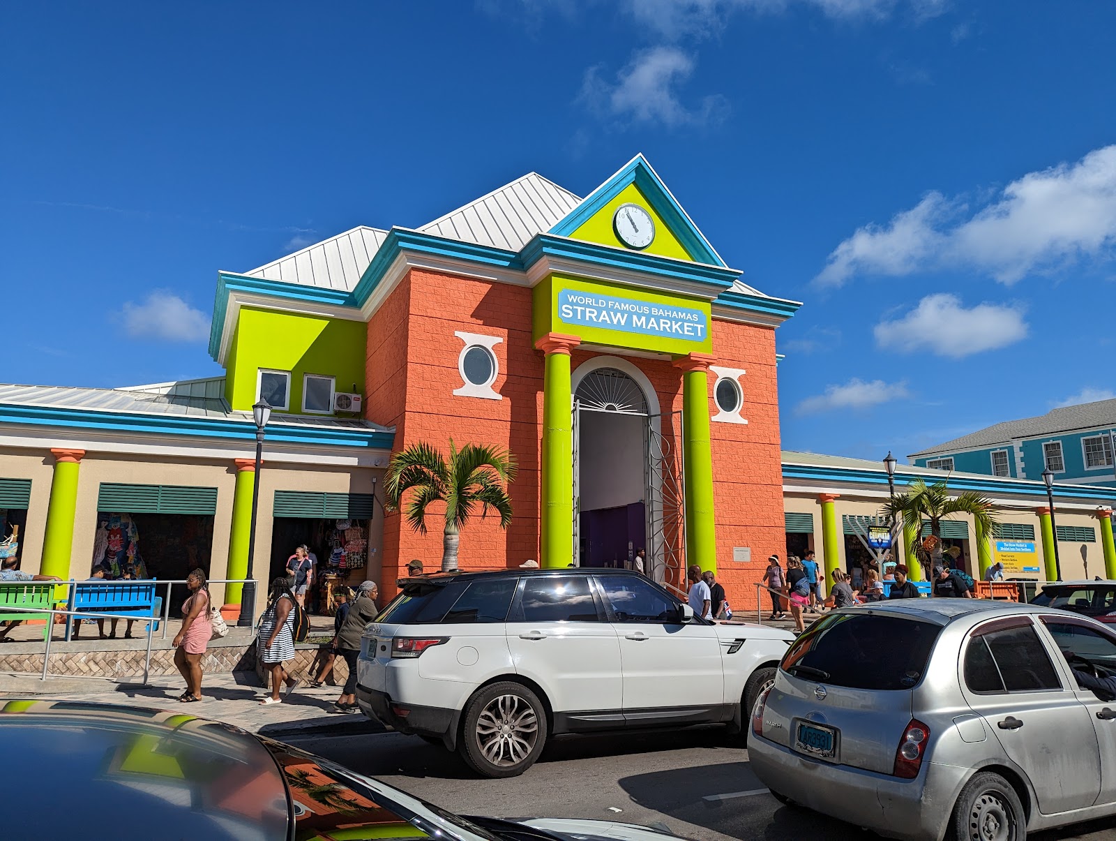 Nassau Bahamy: 22 atrakcje i praktyczne wskazówki na 2026 4 Kolorowy budynek targu Straw Market w Nassau
