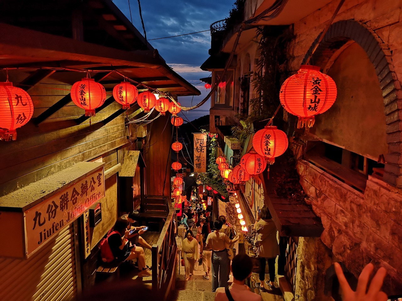 Taipeh Taiwan: 22 Tipps für deine Reise 2026 22 Laternen in einer Gasse von Jiufen