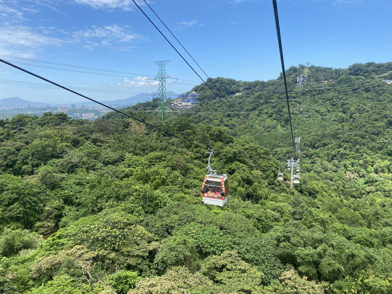Taipeh Taiwan: 22 Tipps für deine Reise 2026 21 Gondel der Maokong-Seilbahn über grünen Hügeln