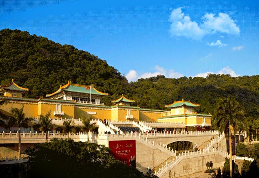 Taipeh Taiwan: 22 Tipps für deine Reise 2026 17 Nationales Palastmuseum vor grünen Hügeln