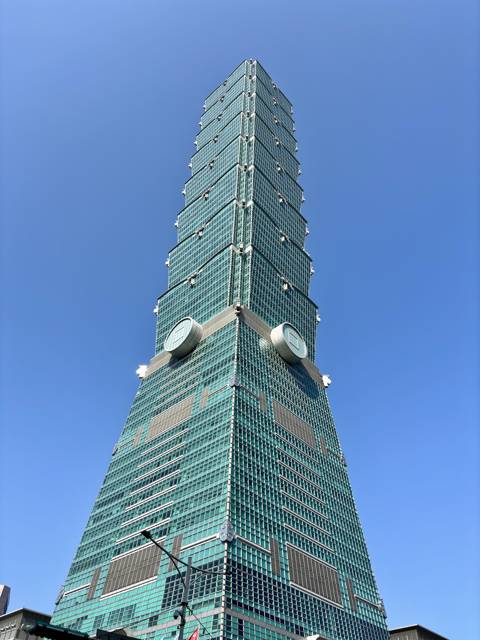 Taipeh Taiwan: 22 Tipps für deine Reise 2026 2 Wolkenkratzer Taipei 101 von unten