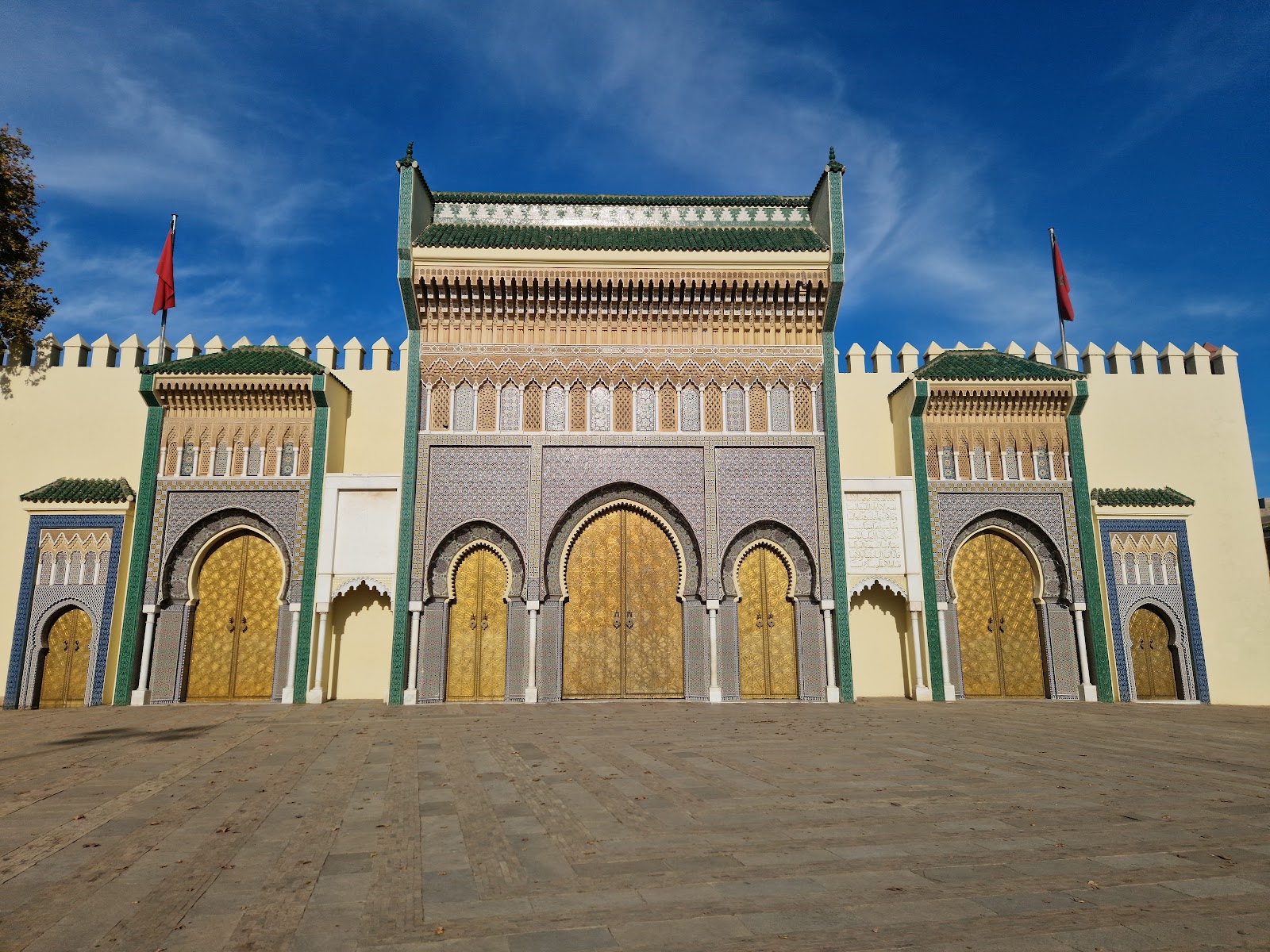 Fès, Marokko: 22 Tipps, was du 2026 sehen und erleben solltest 14 Goldene Tore des Königspalasts in Fès