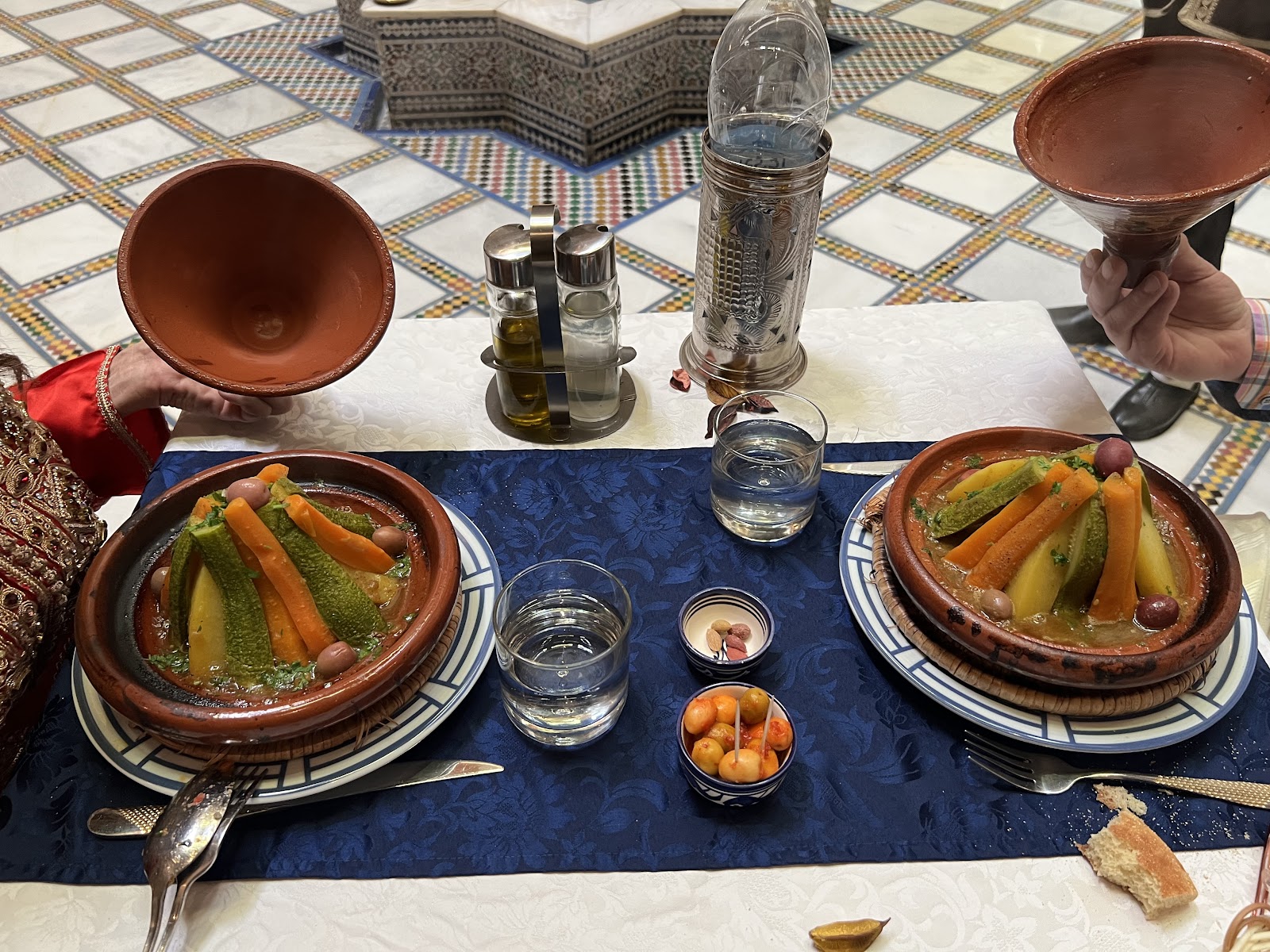 Fès, Marokko: 22 Tipps, was du 2026 sehen und erleben solltest 19 Tajines auf dem Tisch eines marokkanischen Restaurants