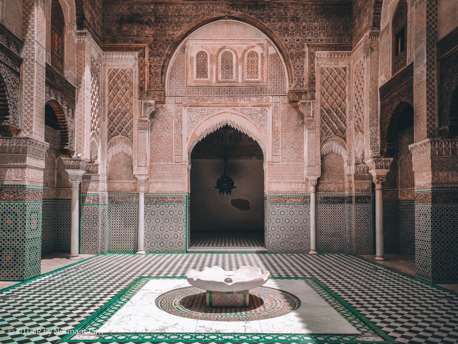 Fès, Marokko: 22 Tipps, was du 2026 sehen und erleben solltest 6 Innenhof der Medersa Al-Attarine mit Zellige-Mosaiken