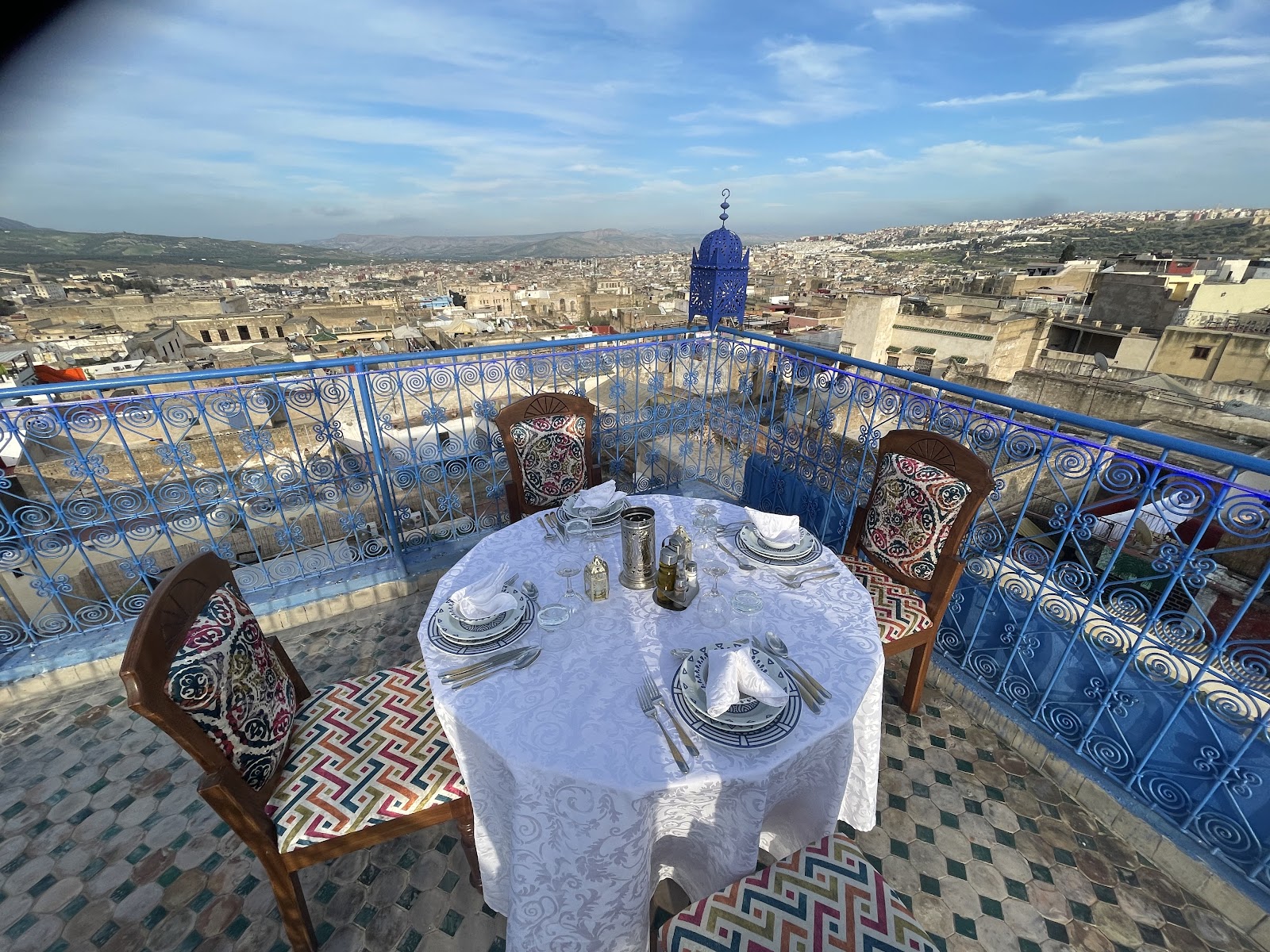 Fès, Marokko: 22 Tipps, was du 2026 sehen und erleben solltest 20 Blick von der Dachterrasse auf die Medina