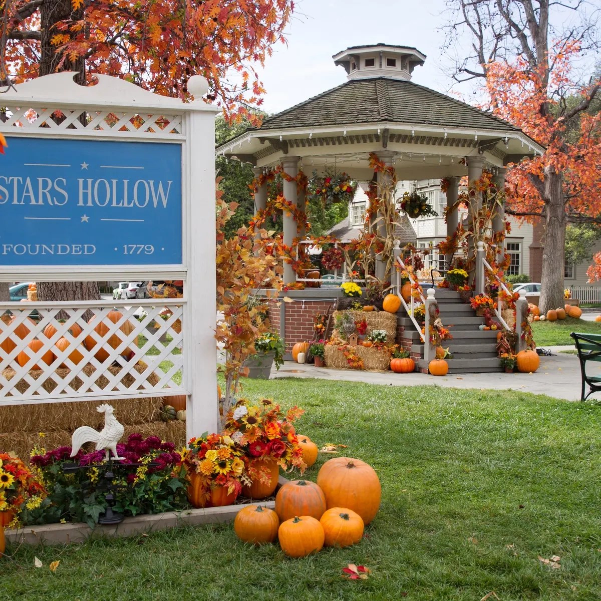 Dónde se rodó Gilmore Girls: Stars Hollow entonces y ahora en 2026 1 Cenador en Stars Hollow con decoración otoñal y calabazas