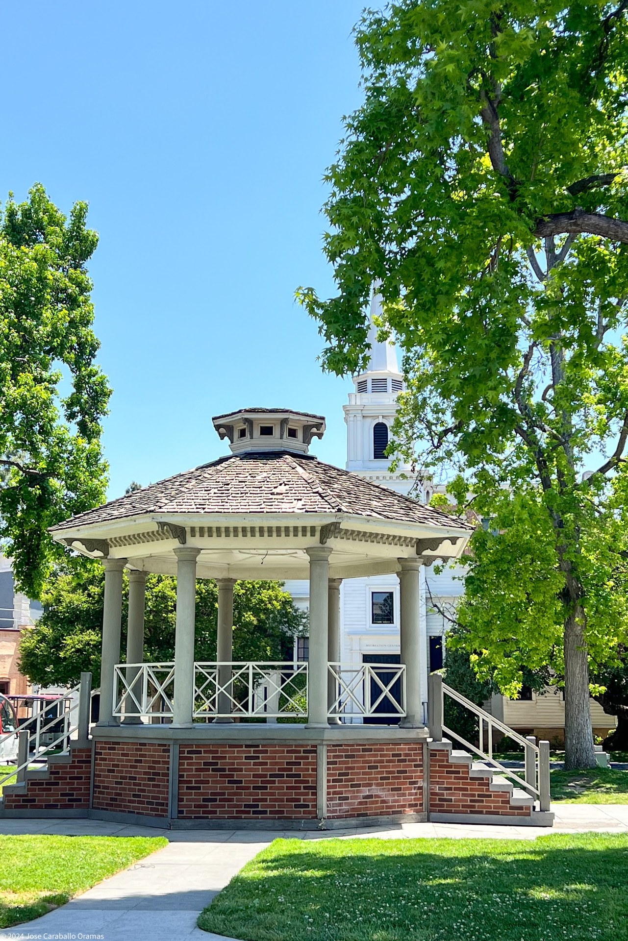 Dónde se rodó Gilmore Girls: Stars Hollow entonces y ahora en 2026 3 Cenador de Stars Hollow hoy en los estudios Warner Bros. en Burbank