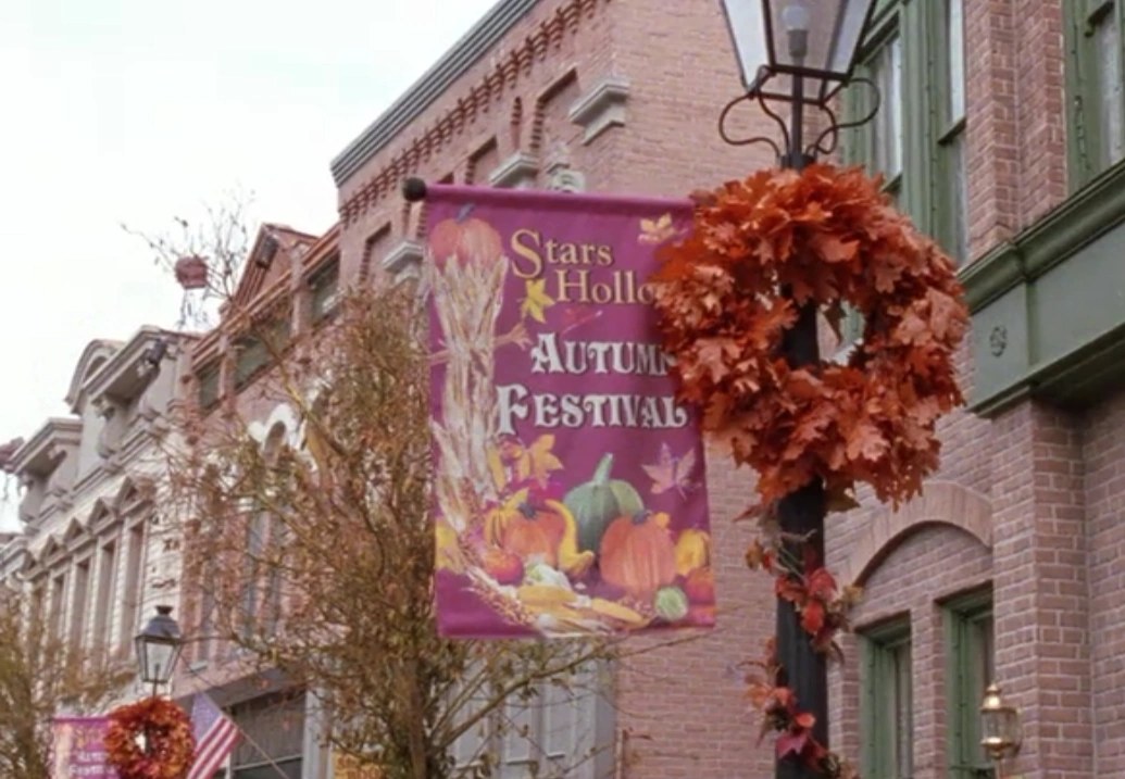 Dónde se rodó Gilmore Girls: Stars Hollow entonces y ahora en 2026 23 Pancarta del Festival de Otoño Autumn Festival en Stars Hollow