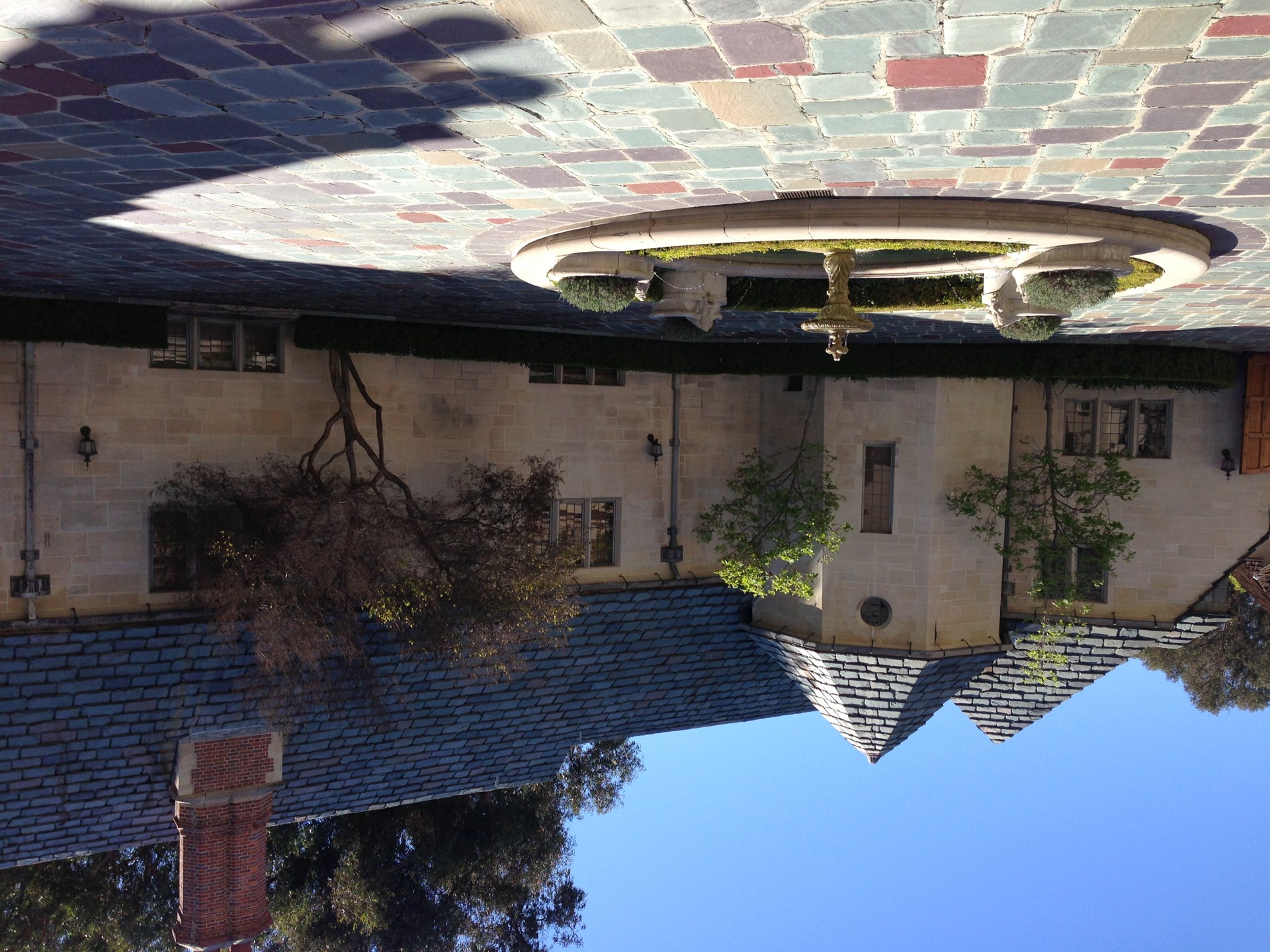 Dónde se rodó Gilmore Girls: Stars Hollow entonces y ahora en 2026 12 Patio de Greystone Mansion en Beverly Hills, donde se rodó Chilton