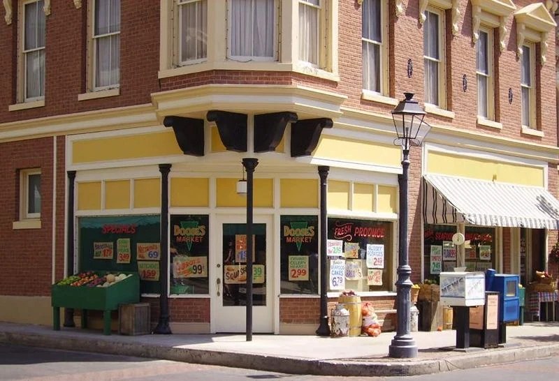 Dónde se rodó Gilmore Girls: Stars Hollow entonces y ahora en 2026 11 Tienda Doose's Market en la esquina de la plaza de Stars Hollow