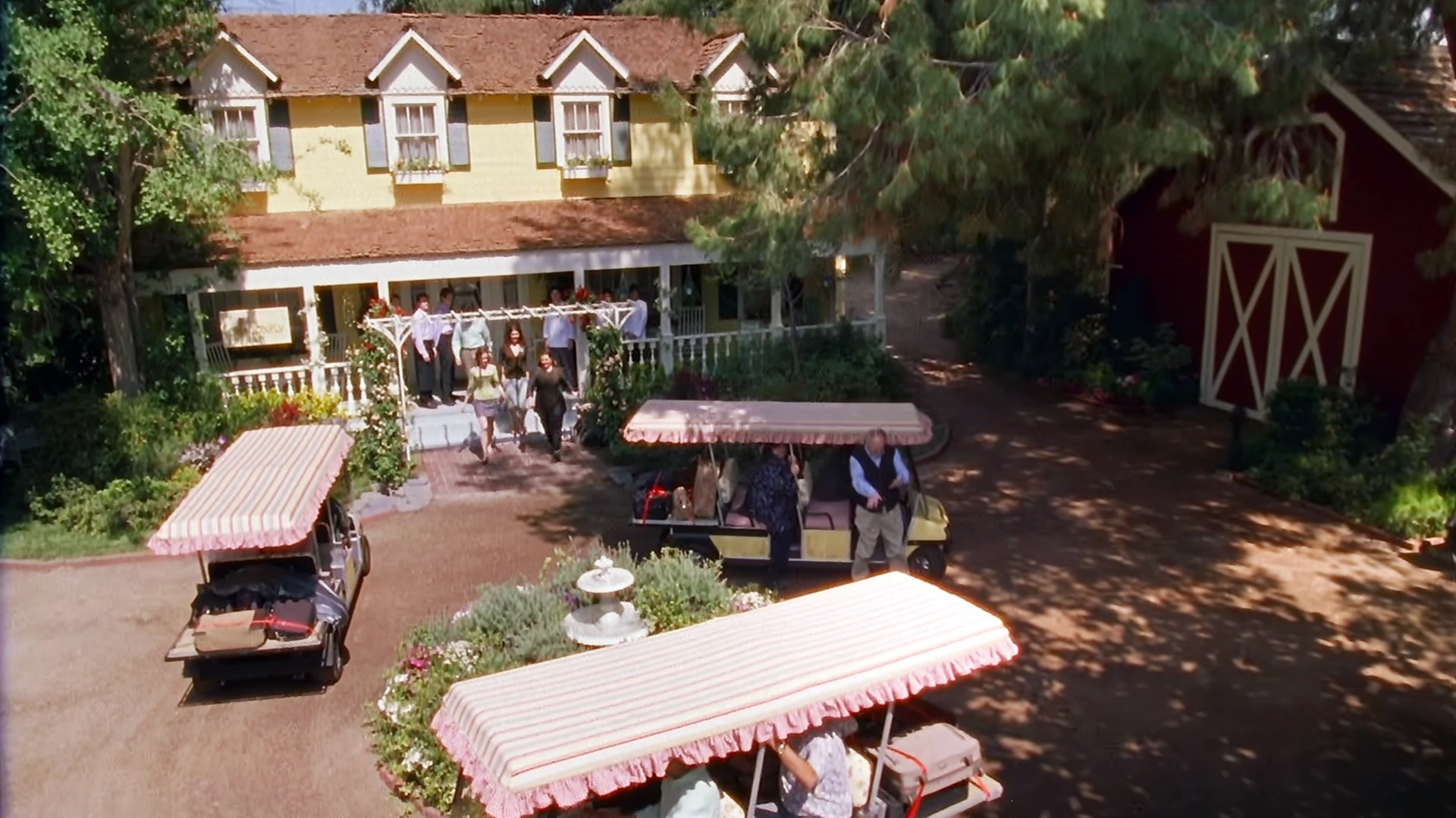 Dónde se rodó Gilmore Girls: Stars Hollow entonces y ahora en 2026 13 Hotel Dragonfly Inn con fachada amarilla en la serie