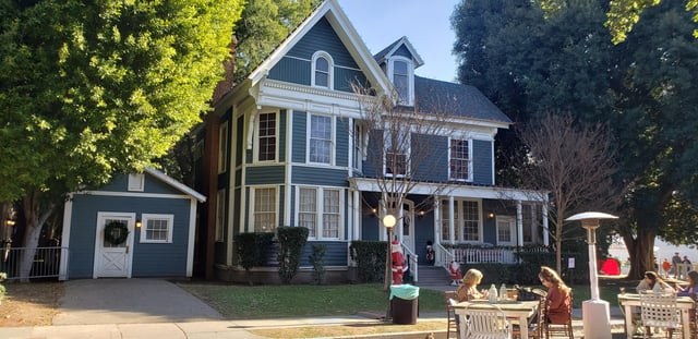 Dónde se rodó Gilmore Girls: Stars Hollow entonces y ahora en 2026 7 Casa azul de Lorelai con porche hoy en los estudios Warner Bros.