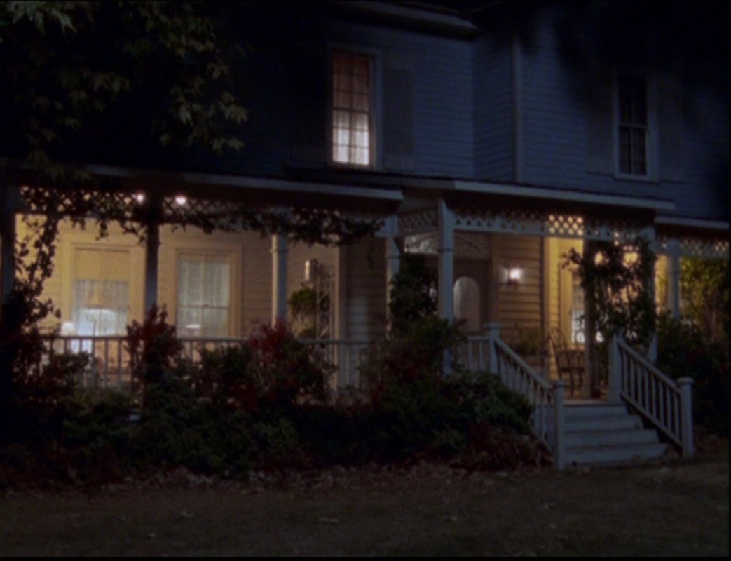 Dónde se rodó Gilmore Girls: Stars Hollow entonces y ahora en 2026 6 Casa de Lorelai y Rory con porche de noche en la serie